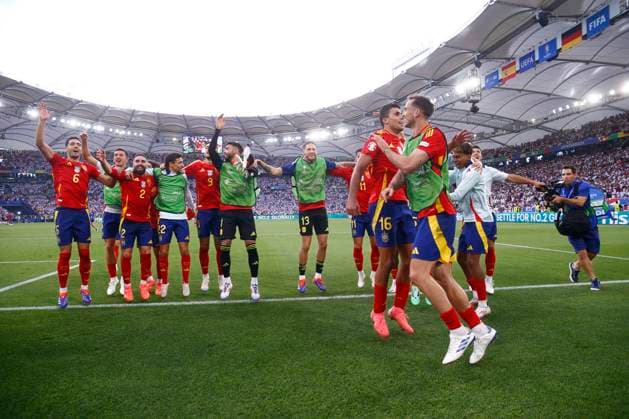 Spain v Germany UEFA EURO, EM, Europameisterschaft,Fussball 2024 Quarter-final The Spanish players celebrate victory at the end of the UEFA Euro 2024 Quarter-final match between Spain and Germany at MHPArena, Stuttgart UK Newspapers OUT Copyright: xPaulxChestertonx FIL-20320-0060