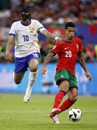 HAMBURG - (l-r) Kylian Mbappe of France, Joao Cancelo of Portugal during the UEFA EURO, EM, Europameisterschaft,Fussball 2024 quarter-final match between Portugal and France at Volksparkstadion on July 5, 2024 in Hamburg, Germany. ANP Hollandse Hoogte MAURICE VAN STEEN UEFA EURO 2024 2024 xVIxANPxSportx xVanxSteenxFotografiexIVx 502830033 originalFilename: 502830033.jpg
