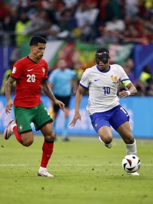 HAMBURG - (l-r) Kylian Mbappe of France, Joao Cancelo of Portugal during the UEFA EURO, EM, Europameisterschaft,Fussball 2024 quarter-final match between Portugal and France at Volksparkstadion on July 5, 2024 in Hamburg, Germany. ANP Hollandse Hoogte MAURICE VAN STEEN UEFA EURO 2024 2024 xVIxANPxSportx xVanxSteenxFotografiexIVx 502830050 originalFilename: 502830050.jpg