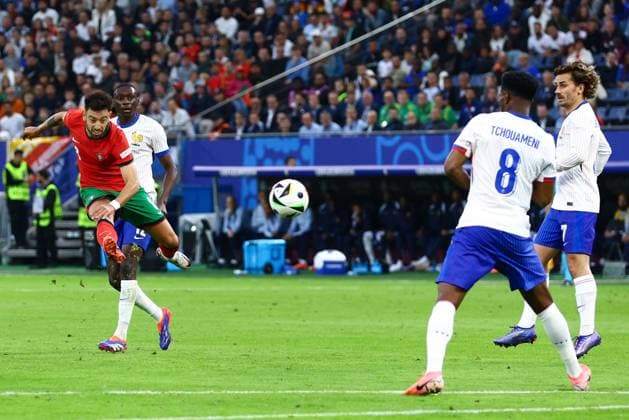 Bruno Fernandes of Portugal takes a shot at goal but fails to score Portugal v France, UEFA European Championship, EM, Europameisterschaft 2024, Quarter Final, Football, Volksparkstadion, Hamburg, Germany, 05 Jul 2024 EDITORIAL USE ONLY No use with unauthorised audio, video, data, fixture lists, club league logos or live services. Online in-match use limited to 120 images, no video emulation. No use in betting, games or single club league player publications.  Copyright: xKieranxMcManus Shutterstockx 14571382al
