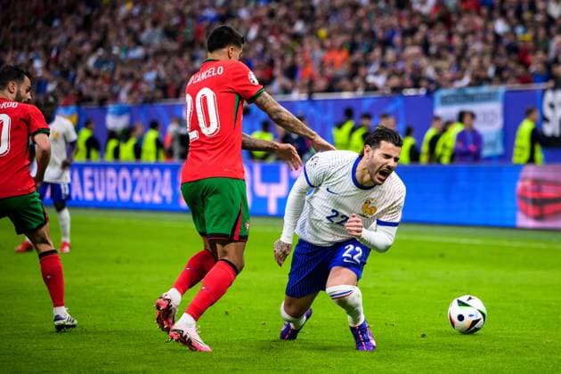 240705 Joao Cancelo of Portugal and Theo Hernandez of France during the UEFA Euro 2024 Football Championship Quarterfinal between Portugal and France on July 5, 2024 in Hamburg Photo Jesper Zerman BILDBYRAN kod JZ JZ0551 fotboll football soccer fotballs em europamästerskap em uefa euro uefa european football championship euro 2024 portugal frankrike france bbeng bbauto  Copyright: JESPERxZERMAN BB240705JZ041