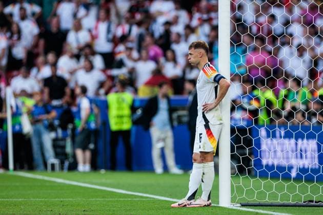 Sport Themen der Woche KW27 UEFA EURO, EM, Europameisterschaft,Fussball 2024: Spanien - Deutschland; 05.07.2024 Joshua Kimmich (Deutschland, 6) lehnt am Tor UEFA EURO 2024: Spanien - Deutschland; Stuttgart Arena, Stuttgart am 05.07.2024 *** UEFA EURO 2024 Spain Germany 05 07 2024 Joshua Kimmich Germany, 6 leans against the goal UEFA EURO 2024 Spain Germany Stuttgart Arena, Stuttgart on 05 07 2024 Copyright: xBEAUTIFULxSPORTS Wunderlx