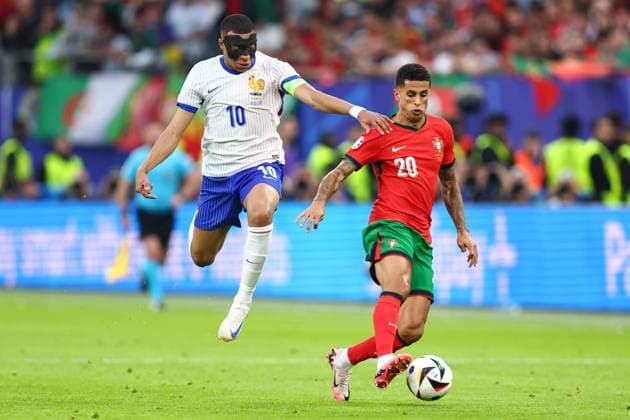 Portugal gegen Frankreich 5. Juli 2024, Hamburg UEFA EUROs Viertelfinale Portugal gegen Frankreich Kylian Mbappe (Frankreich) mit einem Gesichtsschutz und Joao Cancelo (Portugal) Foto Charlotte Wilson Abseits Hamburg Deutschland  Copyright: xCharlottexWilsonx xOffsidexOffside