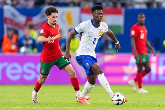 2024-07-05 Portugal v France - Quarter-Final - UEFA EURO, EM, Europameisterschaft,Fussball 2024 HAMBURG, GERMANY - JULY 5: Vitinha of Portugal battles for the ball with Aurelien Tchouame of France during the Quarter-Final - UEFA EURO 2024 match between Portugal and France at Volksparkstadion on July 5, 2024 in Hamburg, Germany. (Photo by Joris Verwijst BSR Agency) Hamburg Germany Content not available for redistribution in The Netherlands directly or indirectly through any third parties. Copyright: xBSRxAgencyx