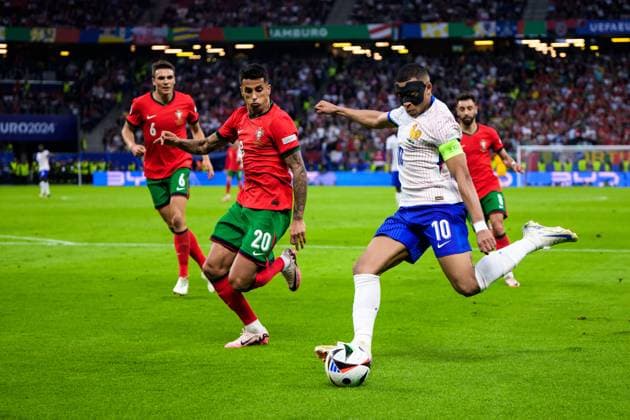 240705 Joao Cancelo of Portugal and Kylian MbappÃ of France during the UEFA Euro 2024 Football Championship Quarterfinal between Portugal and France on July 5, 2024 in Hamburg Photo Jesper Zerman BILDBYRAN kod JZ JZ0551 fotboll, football, soccer, fotball, fotbolls em, europamästersk  Copyright: JESPERxZERMAN BB240705JZ044