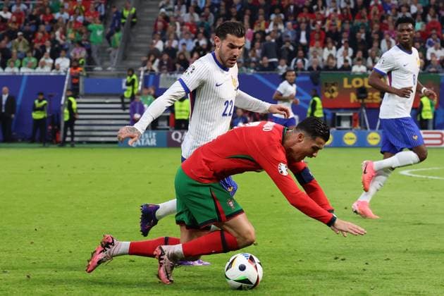 Volksparkstadion, Hamburg UEFA EURO 2024 Germany, quarter-final 5 July 2024 , Portugal France v l , Theo Hernandez France , Cristiano Ronaldo Portugal duel, action, action, battles for the ball Copyright: JoaquimxFerreira