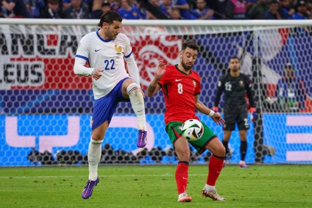Volksparkstadion, Hamburg UEFA EURO 2024 Germany, quarter-final 5 July 2024 , Portugal France v l , Theo Hernandez France , Bruno Fernandes Portugal , duel, action, action, battles for the ball Copyright: JoaquimxFerreira