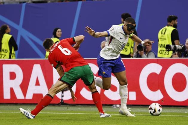 HAMBURG - (l-r) Joao Palhinha of Portugal, Kylian Mbappe of France during the UEFA EURO, EM, Europameisterschaft,Fussball 2024 quarter-final match between Portugal and France at Volksparkstadion on July 5, 2024 in Hamburg, Germany. ANP Hollandse Hoogte MAURICE VAN STEEN UEFA EURO 2024 2024 xVIxANPxSportx xVanxSteenxFotografiexIVx 502831426 originalFilename: 502831426.jpg