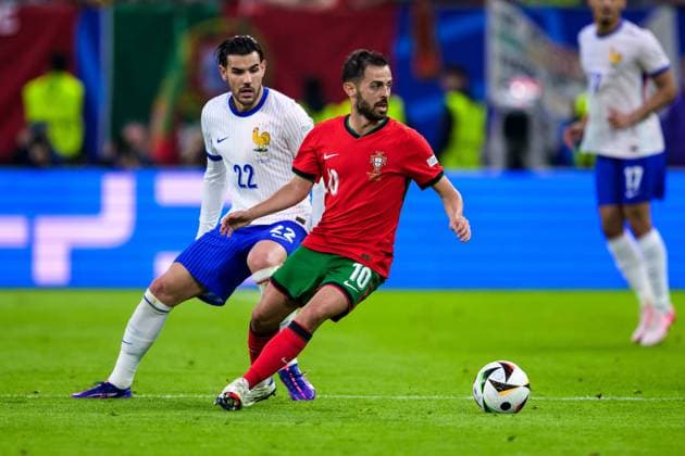 240705 Theo Hernandez of France and Bernardo Silva of Portugal during the UEFA Euro 2024 Football Championship Quarterfinal between Portugal and France on July 5, 2024 in Hamburg Photo Jesper Zerman BILDBYRAN kod JZ JZ0551 fotboll football soccer fotballs em europamästerskap em uefa euro uefa european football championship euro 2024 portugal frankrike france bbeng bbauto  Copyright: JESPERxZERMAN BB240705JZ057