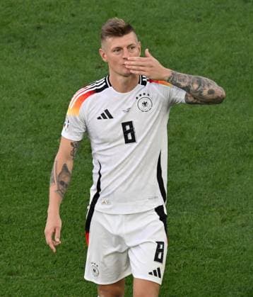 05 07 2024, xjhx, Football EM 2024 1 4 Final, Germany Spain emspor, v l Toni Kroos Deutsche Fussball Nationalmannschaft DFB enttaeuscht, enttaeuscht looking, dissapointed thank you thank you to the fans DFL DFB REGULATIONS PROHIBIT ANY USE OF PHOTOGRAPHS as IMAGE SEQUENCES and or QUASI VIDEO Stuttgart