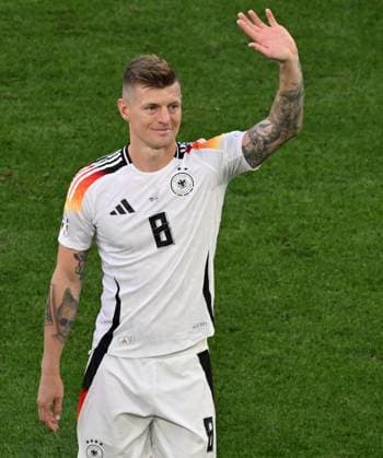 05 07 2024, xjhx, Football EM 2024 1 4 Final, Germany Spain emspor, v l Toni Kroos Deutsche Fussball Nationalmannschaft DFB enttaeuscht, enttaeuscht looking, dissapointed thank you thank you to the fans DFL DFB REGULATIONS PROHIBIT ANY USE OF PHOTOGRAPHS as IMAGE SEQUENCES and or QUASI VIDEO Stuttgart