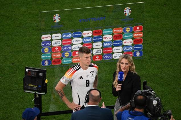 05 07 2024, xjhx, Football EM 2024 1 4 Final, Germany Spain emspor, v l Toni Kroos Deutsche Fussball Nationalmannschaft DFB enttaeuscht, enttaeuscht looking, dissapointed thank you thank you to the fans DFL DFB REGULATIONS PROHIBIT ANY USE OF PHOTOGRAPHS as IMAGE SEQUENCES and or QUASI VIDEO Stuttgart