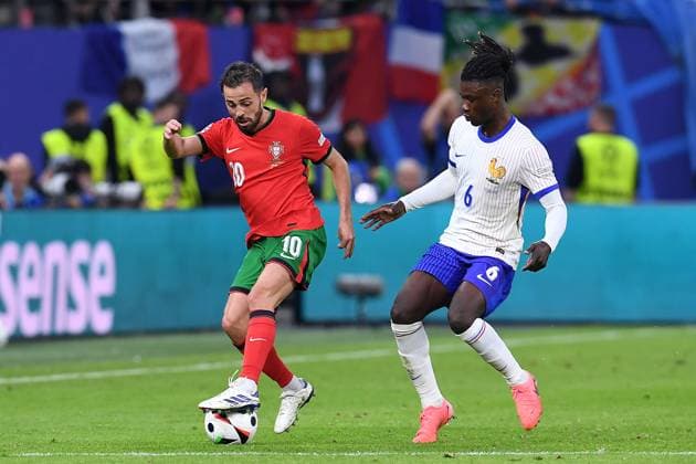 Soccer UEFA EURO 2024 Quarterfinal Portugal France on 05 07 2024 at Volksparkstadion Hamburg in Hamburg Bernardo Silva Portugal , left Eduardo Camavinga France , right xRx