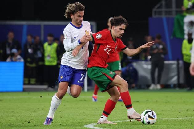 Volksparkstadion, Hamburg UEFA EURO 2024 Germany, quarter-final 5 July 2024 , Portugal France v l , Antoine Griezmann France , Vitinha Portugal duel, action, action, battles for the ball Copyright: JoaquimxFerreira