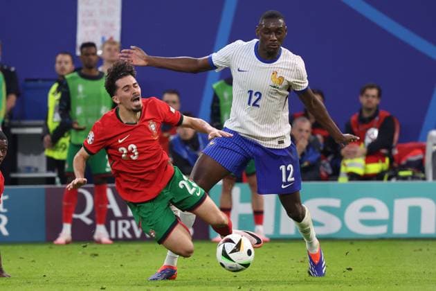 Volksparkstadion, Hamburg UEFA EURO 2024 Germany, quarter-final 5 July 2024 , Portugal France v l , Vitinha Portugal , Randal Kolo Muani France , duel, action, action, battles for the ball Copyright: JoaquimxFerreira