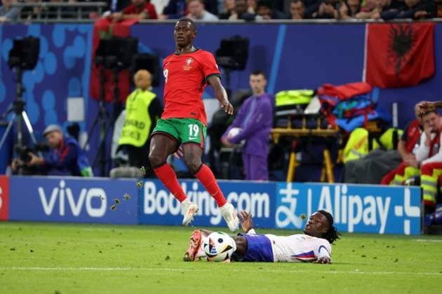HAMBURG 05.07.2024 MECZ 1 4 FINALU CWIERCFINAL MISTRZOSTW EUROPY 2024: PORTUGALIA - FRANCJA --- QUARTERFINAL UEFA EURO, EM, Europameisterschaft,Fussball 2024 MATCH: PORTUGAL - FRANCE NUNO MENDES EDUARDO CAMAVINGA FOT. PIOTR KUCZA FOTOPYK NEWSPIX.PL --- Newspix.pl  240705PYK0037
