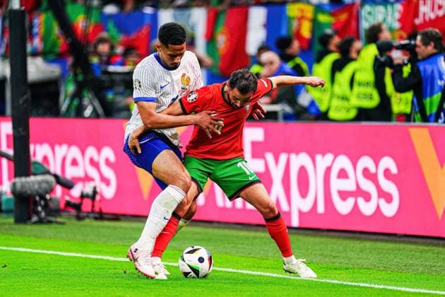 William Saliba France, 17 , Bernado Silva Portugal, 10 GER, Portugal vs France, European Football Championship, UEFA Euro 2024, quarter-finals, 05 07 2024 GER, Portugal vs France, European Football Championship, UEFA Euro 2024, quarter-finals, 05 07 2024 Hamburg Copyright: xEibner-Pressefoto MarcelxvonxFehrnx EP_MFN