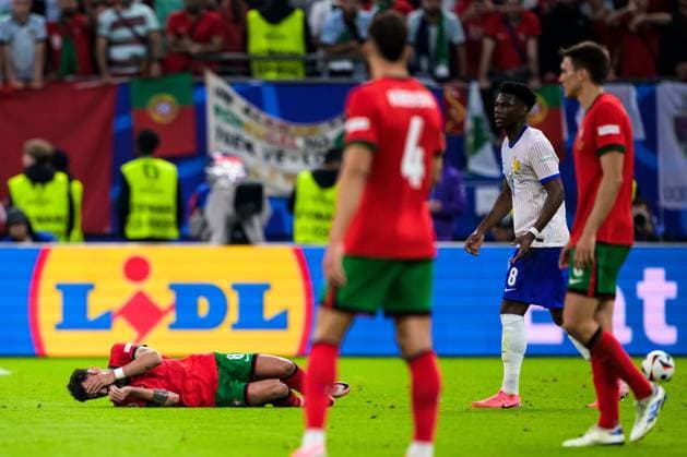 240705 Bruno Fernandes of Portugal in pain during the UEFA Euro 2024 Football Championship Quarterfinal between Portugal and France on July 5, 2024 in Hamburg Photo Jesper Zerman BILDBYRAN kod JZ JZ0551 fotboll football soccer fotballs em europamästerskap em uefa euro uefa european football championship euro 2024 portugal frankrike france bbeng bbauto jubel  Copyright: JESPERxZERMAN BB240705JZ067