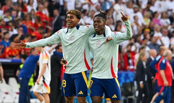 05 07 2024, xsltx, Football EM 2024 1 4 Final, Germany Spain emspor, v l team, players, cheer after the end of the match, celebrate at the end of the match Lamine Yamal Spain , Mikel Williams Spain DFL DFB REGULATIONS PROHIBIT ANY USE OF PHOTOGRAPHS as IMAGE SEQUENCES and or QUASI VIDEO Stuttgart