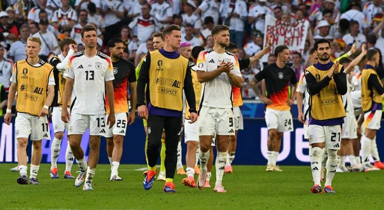 05 07 2024, xsltx, Football EM 2024 1 4 Final, Germany Spain emspor, v l team, players, disappointed, looking disappointed after the end of the match, dissapointed at the end of the match DFL DFB REGULATIONS PROHIBIT ANY USE OF PHOTOGRAPHS as IMAGE SEQUENCES and or QUASI VIDEO Stuttgart