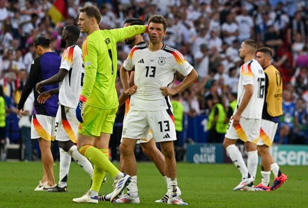 05 07 2024, xsltx, Football EM 2024 1 4 Final, Germany Spain emspor, v l team, players, disappointed, looking disappointed after the end of the match, dissapointed at the end of the match Manuel Neuer Germany , Thomas Mueller Germany DFL DFB REGULATIONS PROHIBIT ANY USE OF PHOTOGRAPHS as IMAGE SEQUENCES and or QUASI VIDEO Stuttgart