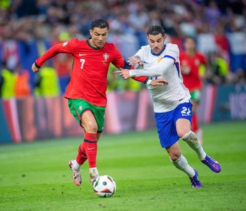 Football, men, season 2023 24, Euro 2024 quarter-finals in Hamburg, Portugal France, v l Cristiano Ronaldo Portugal , Theo Hernandez France , 05 07 2024, Copyright: xSebastianxRäppold MatthiasxKochx