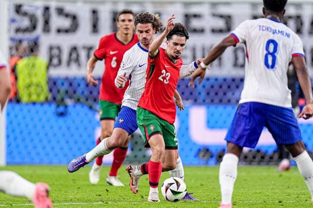2024-07-05 Portugal v France - Quarter-Final - UEFA EURO, EM, Europameisterschaft,Fussball 2024 HAMBURG, GERMANY - JULY 5: Antoine Griezmann of France, Vitinha of Portugal battle for the ball during the Quarter-Final - UEFA EURO 2024 match between Portugal and France at Volksparkstadion on July 5, 2024 in Hamburg, Germany. (Photo by Joris Verwijst BSR Agency) Hamburg Germany Content not available for redistribution in The Netherlands directly or indirectly through any third parties. Copyright: xBSRxAgencyx