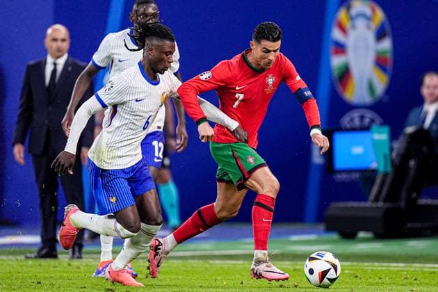2024-07-05 Portugal v France - Quarter-Final - UEFA EURO, EM, Europameisterschaft,Fussball 2024 HAMBURG, GERMANY - JULY 5: Eduardo Camavinga of France, Cristiano Ronaldo of Portugal battle for the ball during the Quarter-Final - UEFA EURO 2024 match between Portugal and France at Volksparkstadion on July 5, 2024 in Hamburg, Germany. (Photo by Joris Verwijst BSR Agency) Hamburg Germany Content not available for redistribution in The Netherlands directly or indirectly through any third parties. Copyright: xBSRxAgencyx