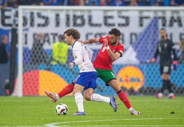 Football, men, season 2023 24, Euro 2024 quarter-finals in Hamburg, Portugal France, v l Antoine Griezmann France , Bruno Fernandes Portugal , 05 07 2024, Copyright: xSebastianxRäppold MatthiasxKochx
