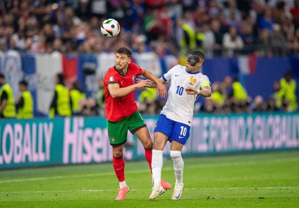 Football, men, season 2023 24, Euro 2024 quarter-finals in Hamburg, Portugal France, v l Ruben Dias Portugal , Kylian Mbappe France , 05 07 2024, Copyright: xSebastianxRäppold MatthiasxKochx
