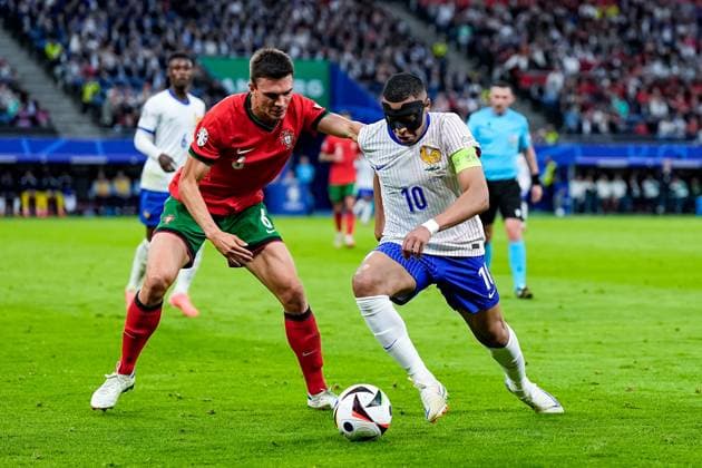 Hamburg, Germany, July 5th 2024: Joao Palhinha (6 Portugal) and Kylian Mbappe (10 France) battle for the ball (duel) during the UEFA EURO, EM, Europameisterschaft,Fussball 2024 Germany quarterfinal football match between Portugal and France at Volksparkstadion in Hamburg, Germany. (Daniela Porcelli SPP)  Copyright: xDanielaxPorcellix xSPPx spp-en-DaPoSp-20240705-_DP26943