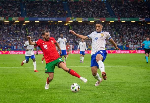 Football, men, season 2023 24, Euro 2024 quarter-finals in Hamburg, Portugal France, v l Bernardo Silva Portugal , William Saliba France , 05 07 2024, Copyright: xSebastianxRäppold MatthiasxKochx