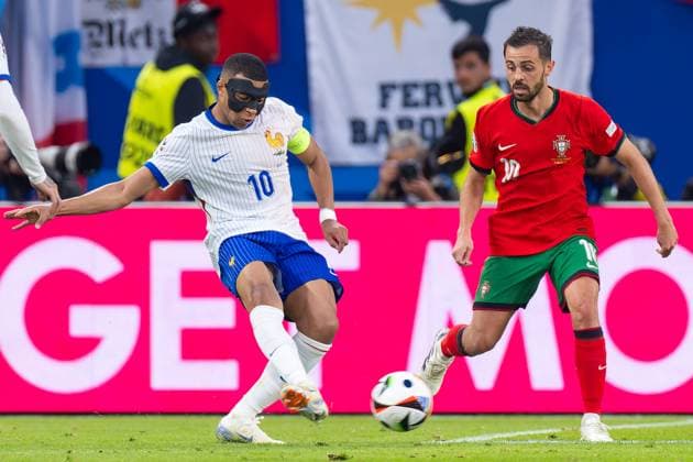 2024-07-05 Portugal v France - Quarter-Final - UEFA EURO, EM, Europameisterschaft,Fussball 2024 HAMBURG, GERMANY - JULY 5: Kylian Mbappe of France battles for the ball with Bernardo Silva of Portugal during the Quarter-Final - UEFA EURO 2024 match between Portugal and France at Volksparkstadion on July 5, 2024 in Hamburg, Germany. (Photo by Joris Verwijst BSR Agency) Hamburg Germany Content not available for redistribution in The Netherlands directly or indirectly through any third parties. Copyright: xBSRxAgencyx