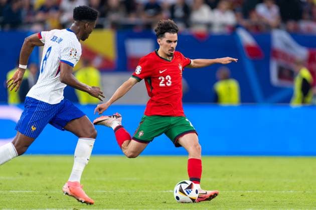 2024-07-05 Portugal v France - Quarter-Final - UEFA EURO, EM, Europameisterschaft,Fussball 2024 HAMBURG, GERMANY - JULY 5: Aurelien Tchouame of France battles for the ball with Vitinha of Portugal during the Quarter-Final - UEFA EURO 2024 match between Portugal and France at Volksparkstadion on July 5, 2024 in Hamburg, Germany. (Photo by Joris Verwijst BSR Agency) Hamburg Germany Content not available for redistribution in The Netherlands directly or indirectly through any third parties. Copyright: xBSRxAgencyx