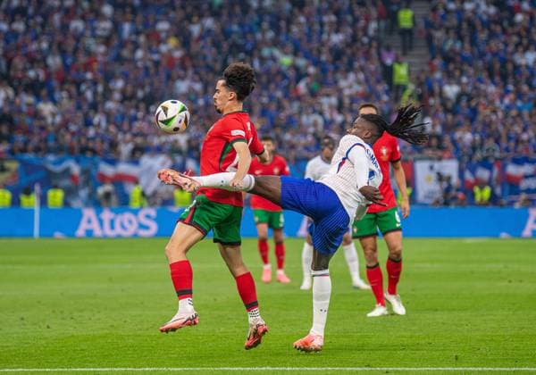 Football, men, season 2023 24, Euro 2024 quarter-finals in Hamburg, Portugal France, v l Vitinha Portugal , Eduardo Camavinga France , 05 07 2024, Copyright: xSebastianxRäppold MatthiasxKochx