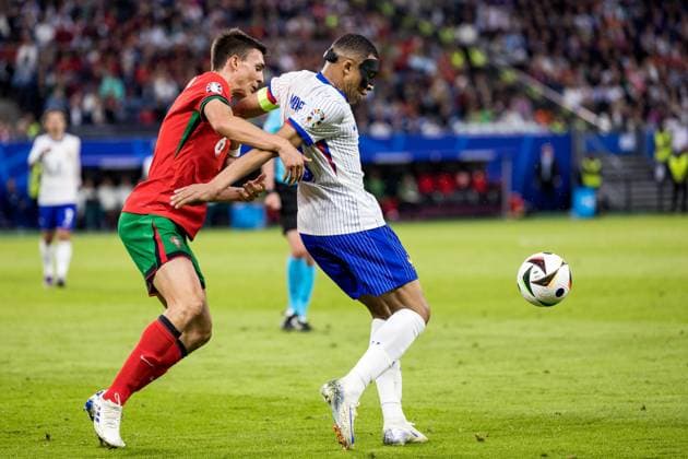 Portugal v France - UEFA EURO, EM, Europameisterschaft,Fussball 2024: Quarter-Final Joao Palhinha , Kylian Mbappe during the UEFA Euro 2024 Quarter Final match between Portugal v France, at the stadium in Hamburg, Germany, on July 5, 2024. Hamburg Germany  Copyright: xFotoxOlimpikx originalFilename:jastrzebowski-portugal240705_npI9v.jpg