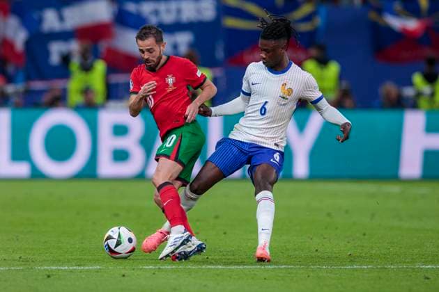 UEFA EURO 2024 Portugal France 05 07 2024 Bernardo Silva Portugal, 10 in duel with Eduardo Camavinga France, 6 UEFA EURO 2024 quarter-final Portugal France Volksparkstadion Hamburg, Hamburg on 05 07 2024 Copyright: xBEAUTIFULxSPORTS Meuselx