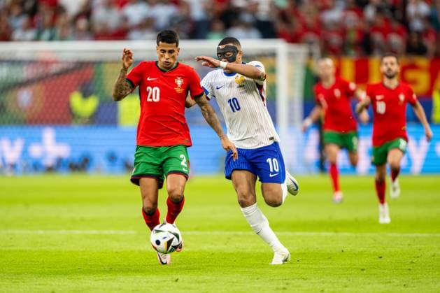 Portugal v France, UEFA EURO, EM, Europameisterschaft,Fussball 2024, Hamburg, Germany Hamburg, Germany. 05th, July 2024. Kylian Mbappe (10) of France and Joao Cancelo (20) of Portugal seen during the UEFA Euro 2024 quarter final match between Portugal and France at Volksparkstadion in Hamburg. Hamburg Germany  Copyright: xGonzalesxPhoto FrederikkexJensenx