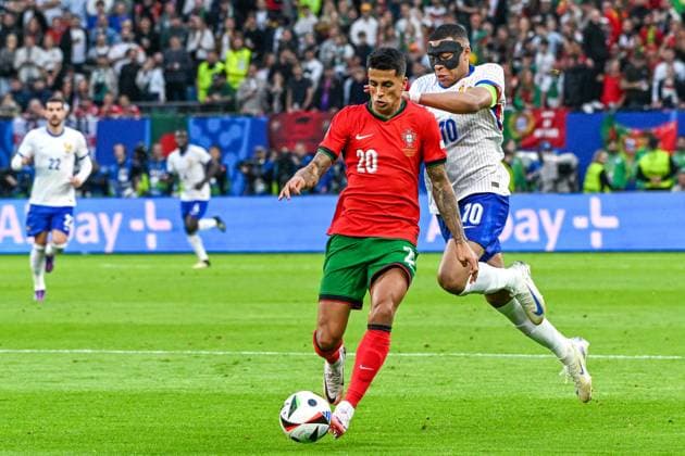 240705 EURO2024 FRANCE VS PORTUGAL Joao Cancelo (20) of Portugal and Kylian Mbappe (10) of France during a soccer game between the national teams of France, called les Bleus and Portugal in a Quarter Final knock out game of the UEFA EURO, EM, Europameisterschaft,Fussball 2024 tournament , on Friday 5 July 2024 in Hamburg , Germany . photo sportpix Stijn Audooren Hamburg Volksparkstadion Germany  Copyright: xSportpix.bex xStijnxAudoorenxStijnxAudoorenx