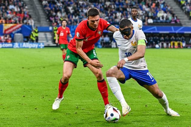 240705 EURO2024 FRANCE VS PORTUGAL Joao Palhinha (6) of Portugal and Kylian Mbappe (10) of France during a soccer game between the national teams of France, called les Bleus and Portugal in a Quarter Final knock out game of the UEFA EURO, EM, Europameisterschaft,Fussball 2024 tournament , on Friday 5 July 2024 in Hamburg , Germany . photo sportpix Stijn Audooren Hamburg Volksparkstadion Germany  Copyright: xSportpix.bex xStijnxAudoorenxStijnxAudoorenx