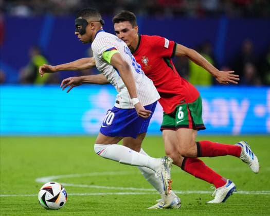 GER: Portugal v France. UEFA EURO, EM, Europameisterschaft,Fussball 2024 Kylian Mbappe of France and Joao Palinha of Portugal during the UEFA Euro 2024 match between Portugal and France. Quarter Finals, played at Volksparkstadion on July 5, 2024 in Hamburg, Germany. kpng Copyright: xBaguxBlancox xPRESSINPHOTOx PS_240705_POR_FRA_522