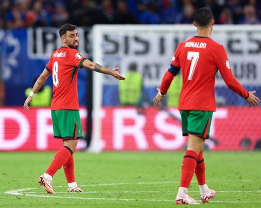 Bruno Fernandes of Portugal and Cristiano Ronaldo of Portugal exchange words Portugal v France, UEFA European Championship, EM, Europameisterschaft 2024, Quarter Final, Football, Volksparkstadion, Hamburg, Germany, 05 Jul 2024 EDITORIAL USE ONLY No use with unauthorised audio, video, data, fixture lists, club league logos or live services. Online in-match use limited to 120 images, no video emulation. No use in betting, games or single club league player publications. Copyright: xKieranxMcManus Shutterstockx 14571382bg