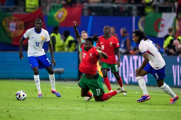 240705 Rafael Leao of Portugal and Jules KoundÃ of France during the UEFA Euro 2024 Football Championship Quarterfinal between Portugal and France on July 5, 2024 in Hamburg Photo Jesper Zerman BILDBYRAN kod JZ JZ0551 fotboll football soccer fotballs em europamästerskap em uefa euro uefa european football championship euro 2024 portugal frankrike france bbeng bbauto  Copyright: JESPERxZERMAN BB240705JZ069
