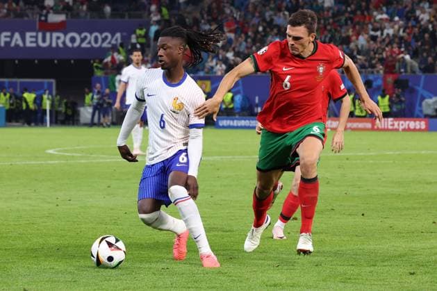 Volksparkstadion, Hamburg UEFA EURO 2024 Germany, quarter-final 5 July 2024 , Portugal France v l , Eduardo Camavinga France , Joao Palhinha Portugal duel, action, action, battles for the ball Copyright: JoaquimxFerreira