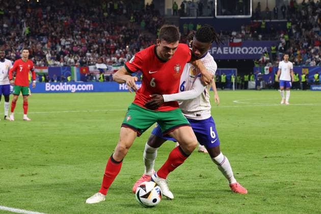 Volksparkstadion, Hamburg UEFA EURO 2024 Germany, quarter-final 5 July 2024 , Portugal France v l , Joao Palhinha Portugal , Eduardo Camavinga France , duel, action, action, battles for the ball Copyright: JoaquimxFerreira