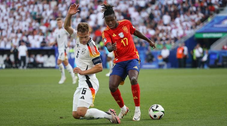 BAU 05 07 2024 Stuttgart European Championship 2024 quarter-final Spain vs Germany, f l Joshua Kimmich GER , Nico Williams ESP