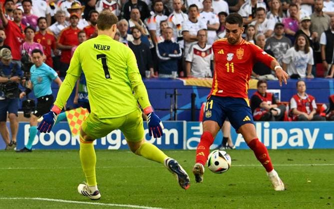 05 07 2024, xsltx, Football EM 2024 1 4 Final, Germany Spain emspor, v l Manuel Neuer Germany , Ferran Torres Spain duel, action, action, battle for the ball DFL DFB REGULATIONS PROHIBIT ANY USE OF PHOTOGRAPHS as IMAGE SEQUENCES and or QUASI VIDEO Stuttgart