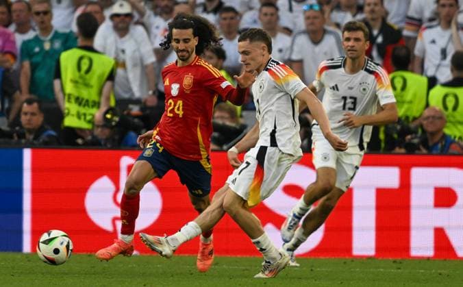 05 07 2024, xsltx, Football EM 2024 1 4 Final, Germany Spain emspor, v l Marc Cucurella Spain , Florian Wirtz Germany duel, action, action, battle for the ball DFL DFB REGULATIONS PROHIBIT ANY USE OF PHOTOGRAPHS as IMAGE SEQUENCES and or QUASI VIDEO Stuttgart