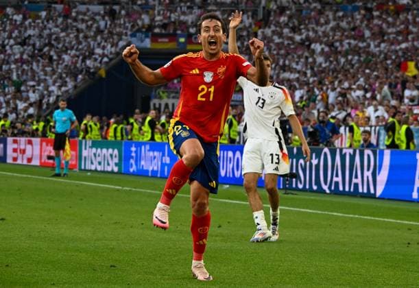 05 07 2024, xsltx, Football EM 2024 1 4 Final, Germany Spain emspor, v l Mikel Oyarzabal Spain cheers after Mikel Merino Spain DFL DFB REGULATIONS PROHIBIT ANY USE OF PHOTOGRAPHS as IMAGE SEQUENCES and or QUASI VIDEO Stuttgart