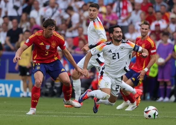 05 07 2024, European Football Championship, Germany quarter-final, against Spain, Stuttgart Football Arena, Sport, in the picture Robin Le Normand Spain , against Mikel Oyarzabal Spain